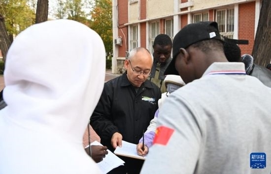 在天津鐵道職業(yè)技術(shù)學(xué)院，老師指導(dǎo)幾內(nèi)亞學(xué)員使用測距儀器（11月11日攝）。新華社記者 李然 攝