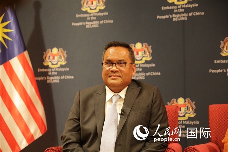 馬來西亞駐華大使諾曼在11月12日召開的記者見面會上回答記者提問。人民網(wǎng) 王婧攝