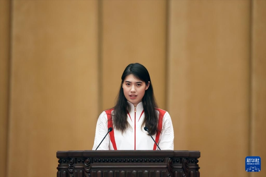 11月15日，游泳運動員張雨霏在報告會上發(fā)言。新華社記者 李明 攝