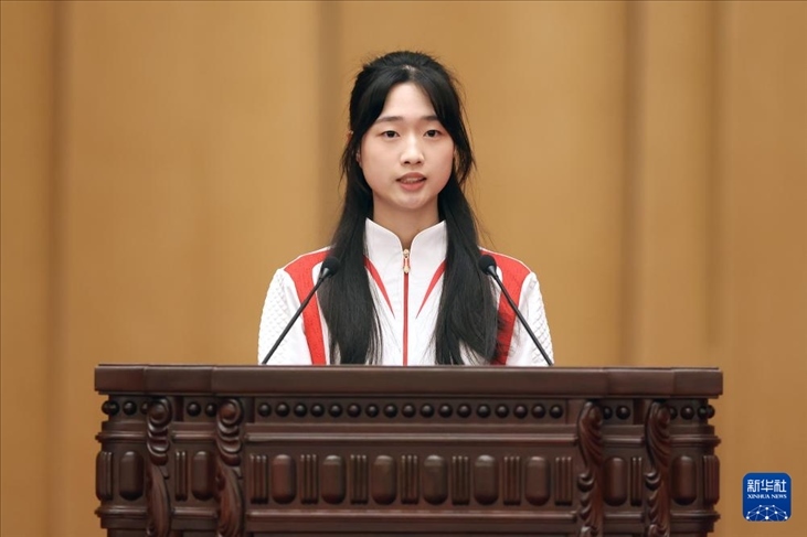 11月15日，射擊運動員黃雨婷在報告會上發(fā)言。新華社記者 李明 攝