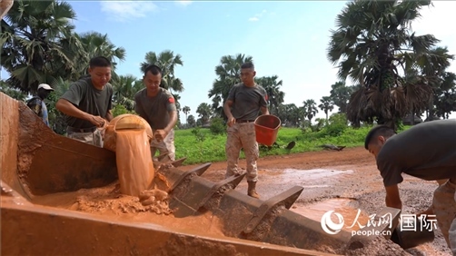 ▲清理主干道積水（秦貴君攝）