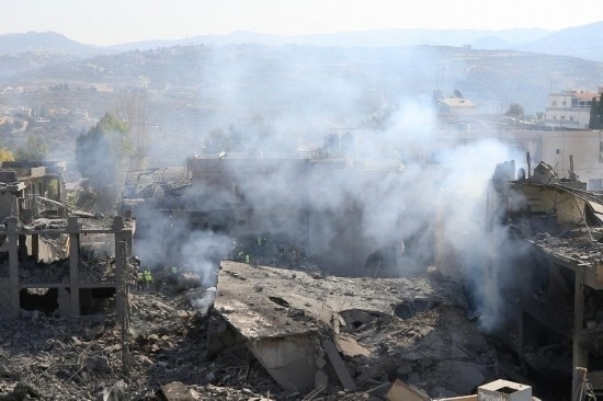 這是10月16日在黎巴嫩南部城鎮(zhèn)加納拍攝的遭摧毀的建筑。新華社發(fā)（阿里·哈希紹攝）