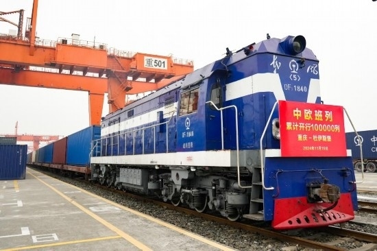 11月15日，X8083次中歐班列（重慶—杜伊斯堡）等待發(fā)車。新華社記者 張子彧 攝