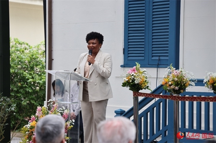 巴西文化部部長梅內(nèi)塞斯在開園儀式上發(fā)表致辭。人民網(wǎng)記者 張志文攝