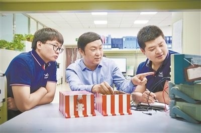 中北大學(xué)極端環(huán)境特種傳感與測試創(chuàng)新研究團隊成員正在圍繞近期發(fā)射任務(wù)進行產(chǎn)品研發(fā)。受訪單位供圖