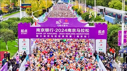 比賽選手沖出起點(diǎn)。賽事組委會(huì)供圖