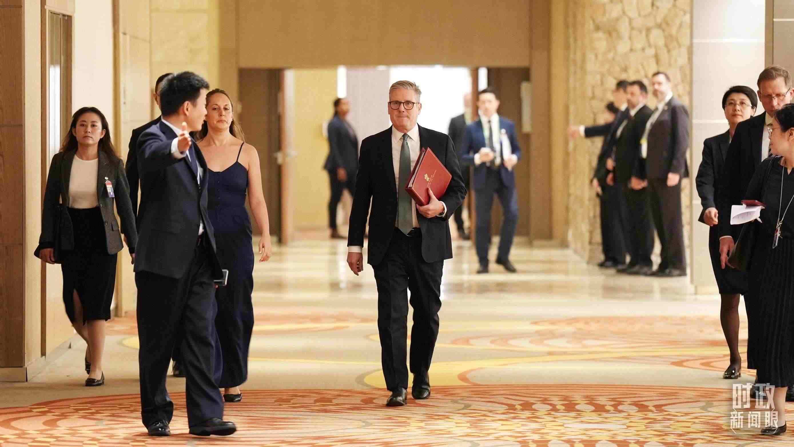 △英國(guó)首相斯塔默抵達(dá)會(huì)見現(xiàn)場(chǎng)。（總臺(tái)記者李晉拍攝）