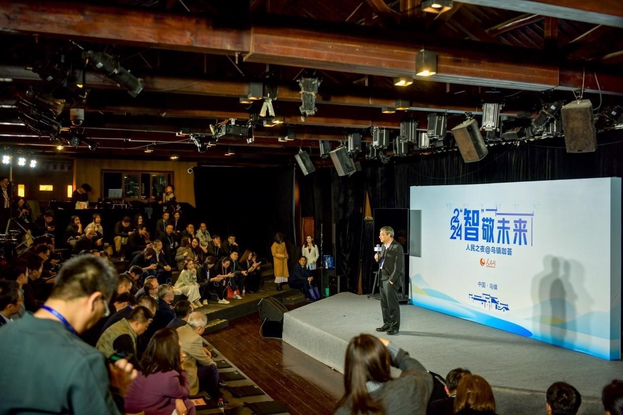 在開場環(huán)節(jié)，清華大學(xué)人工智能研究院常務(wù)副院長、教授孫茂松發(fā)言分享。人民網(wǎng)記者 任峰濤攝