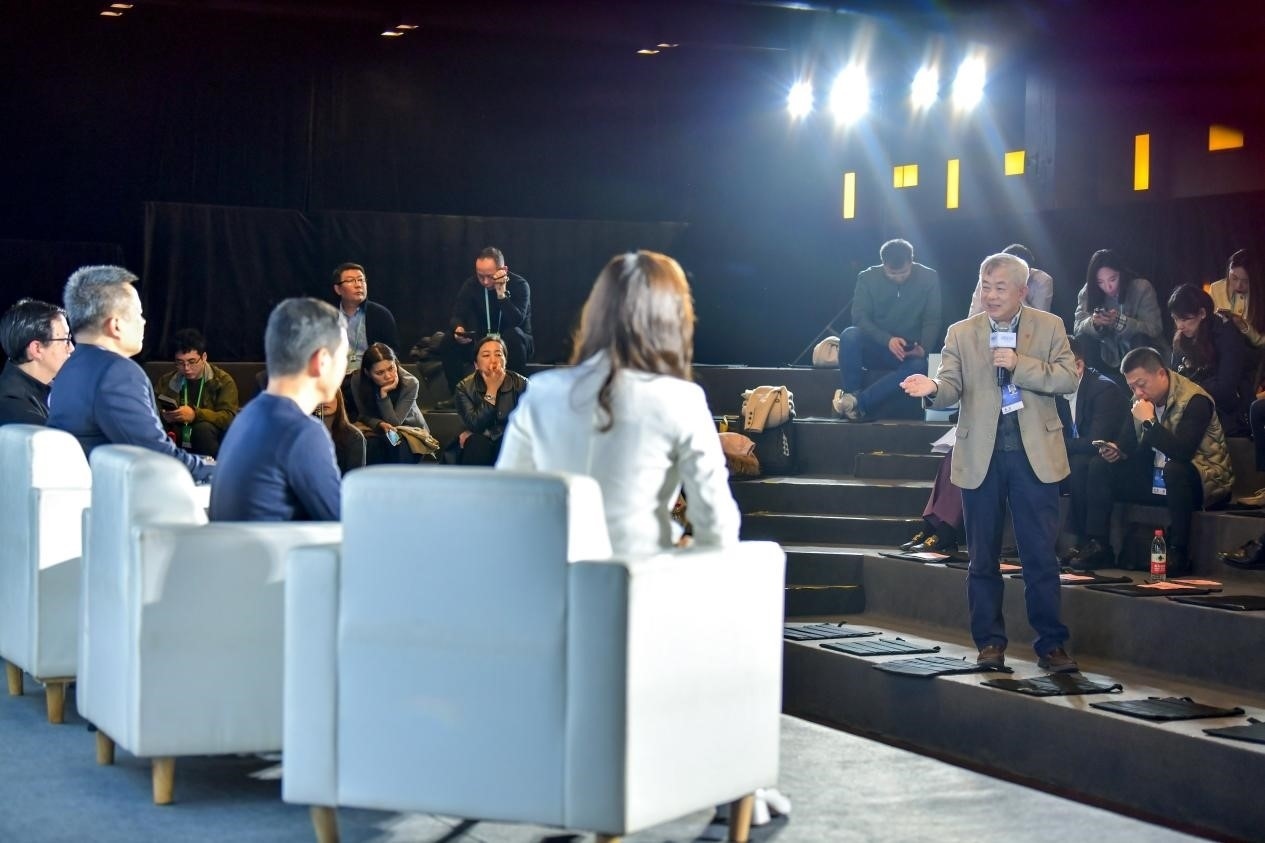 陳長汶教授與對話嘉賓現(xiàn)場互動。人民網(wǎng)記者 任峰濤攝