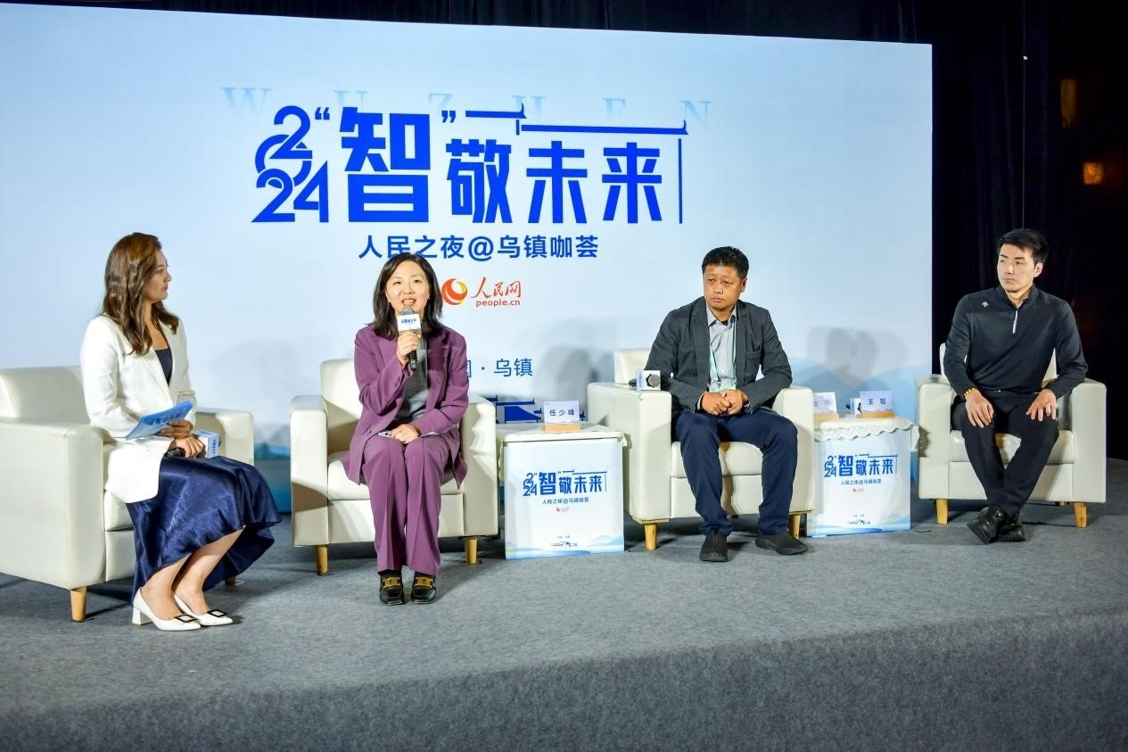 在對話環(huán)節(jié)，趣丸科技總編輯、副總裁任少峰，星云智慧機器人CEO李明，可之教育大模型創(chuàng)始人王冠討論“人工智能如何惠及大眾”。人民網(wǎng)記者 任峰濤攝