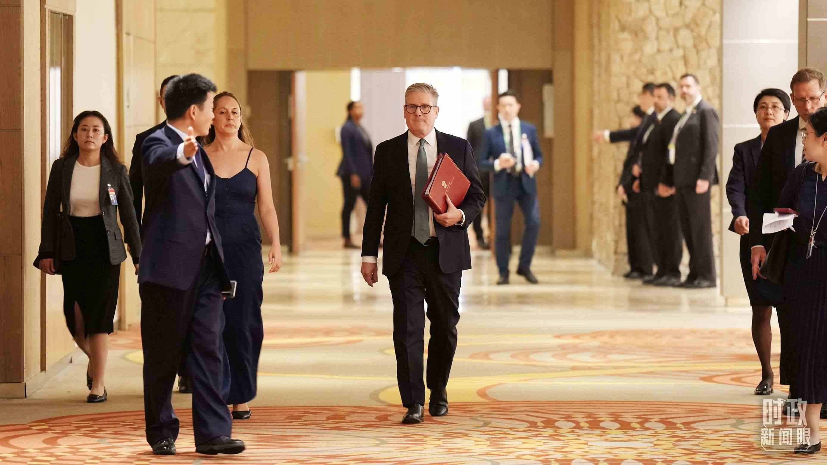 英國首相斯塔默抵達(dá)會見現(xiàn)場，這是他首次同習(xí)主席面對面交流。