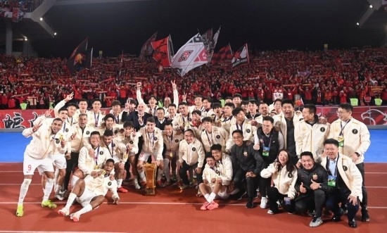 11月23日，上海海港隊成員在頒獎儀式后與球迷合影。新華社記者 黃宗治 攝