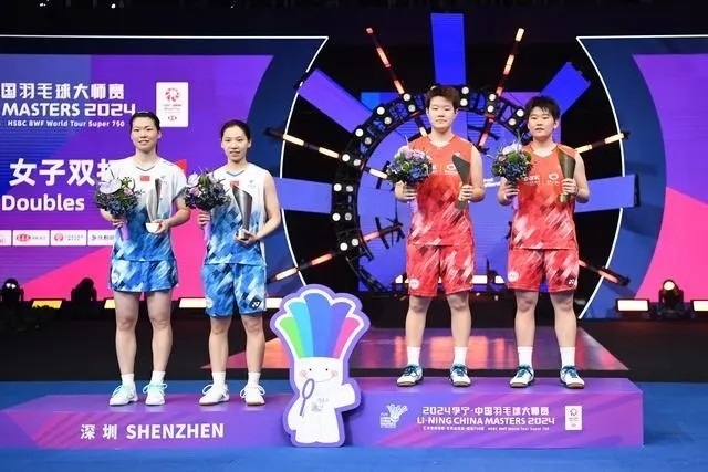 11月24日，劉圣書（右二）/譚寧（右一）與李怡婧/羅徐敏（左一）在頒獎臺上合影。新華社記者 梁旭攝