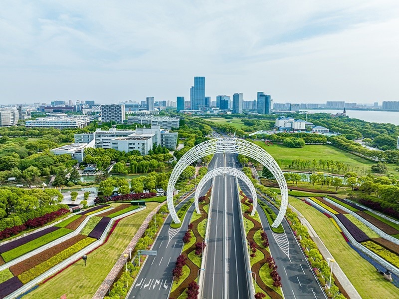 圖為蘇州工業(yè)園區(qū)星湖街鋼結(jié)構(gòu)雕塑。