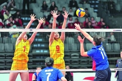 11月27日，山東隊(duì)球員李晨瑄（中）、李美君（左）在比賽中攔網(wǎng)。新華社發(fā)