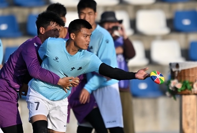 11月28日，花炮半決賽，廣西隊(duì)與海南隊(duì)展開激烈角逐。新華社記者 郭程攝