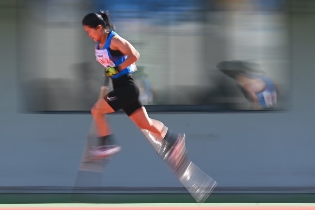 11月28日，海南隊(duì)選手吳明芬在高腳競速比賽中。新華社記者 杜子璇攝