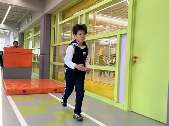 學(xué)生在南樓二層的體能教師訓(xùn)練。人民網(wǎng)記者孫競(jìng) 攝