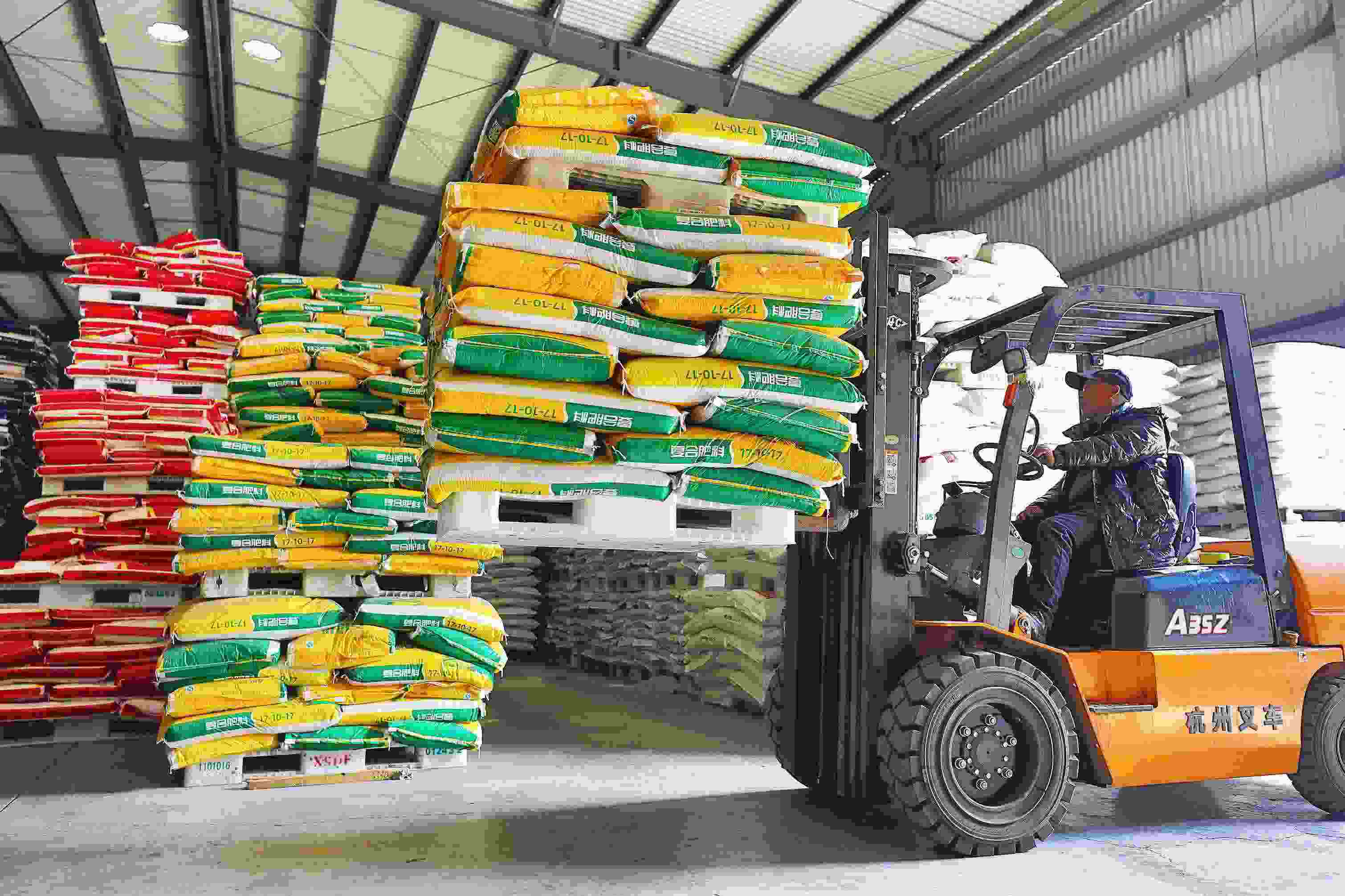 2023年2月15日，在浙江義烏供銷聯(lián)社的農(nóng)資貯存?zhèn)}庫，工作人員正在調(diào)運復合肥料等農(nóng)資。