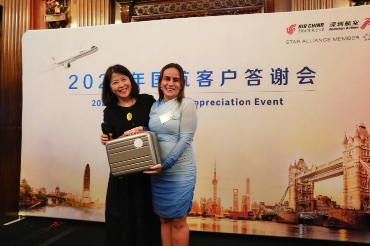 獲獎嘉賓上臺領取精美獎品。吳若鳴攝