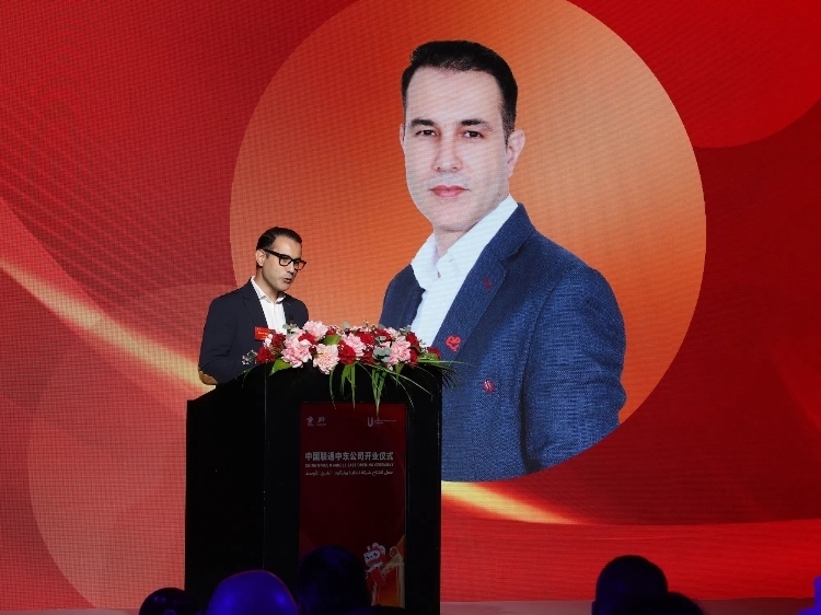 阿聯(lián)酋電信公司國際漫游與物聯(lián)網(wǎng)業(yè)務(wù)負責(zé)人賈瓦德·本塔賈爾致辭。中國聯(lián)通中東公司供圖