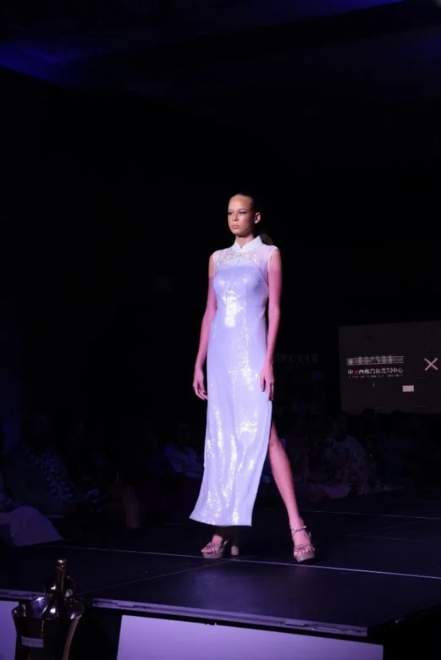 模特展示新中式禮服。顏李芳攝