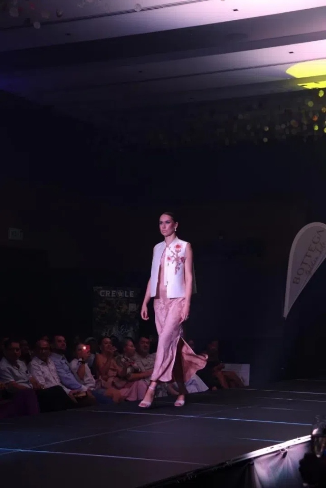 模特展示新中式禮服。顏李芳攝