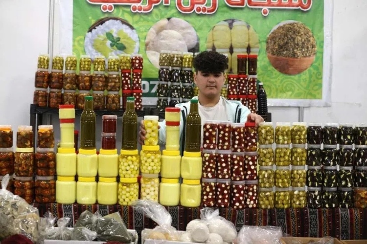 一名展商在展示各式各樣的橄欖制品。納達爾·達烏德攝