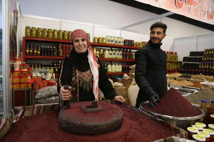 制作辣椒末的當?shù)貗D女。納達爾·達烏德攝