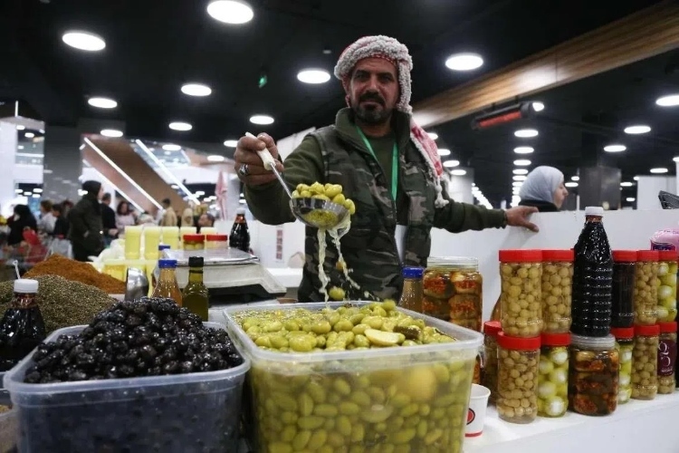 一位展商展示腌橄欖。納達爾·達烏德攝