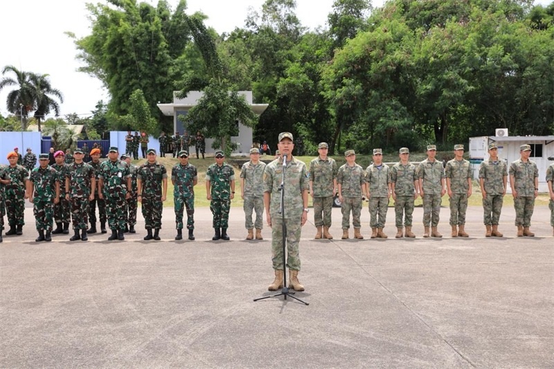 中方參演部隊(duì)指揮員在印尼方舉行的歡迎儀式上致辭。龔勝祥 攝