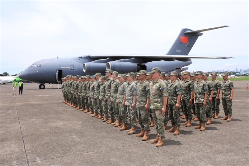 中方參演部隊(duì)搭乘運(yùn)—20運(yùn)輸機(jī)飛抵印尼國民軍空軍哈利姆機(jī)場。 龔勝祥攝