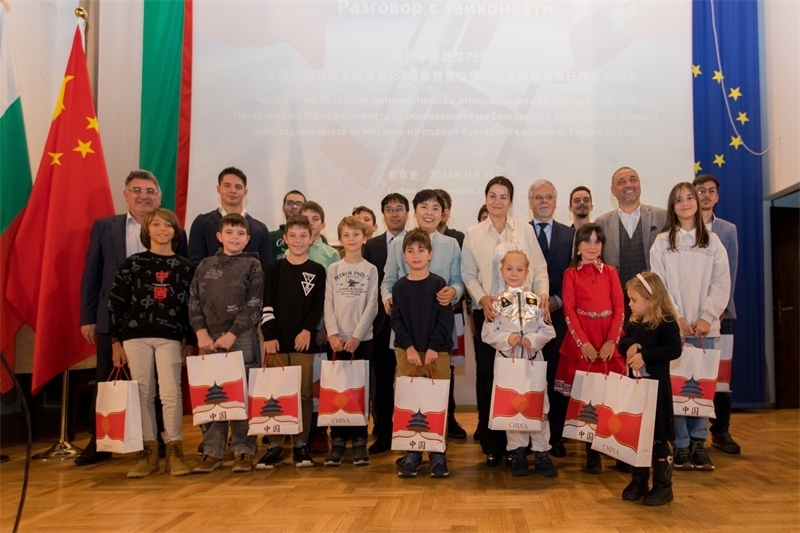 為保加利亞青少年頒發(fā)獎(jiǎng)品。中國駐保加利亞大使館供圖