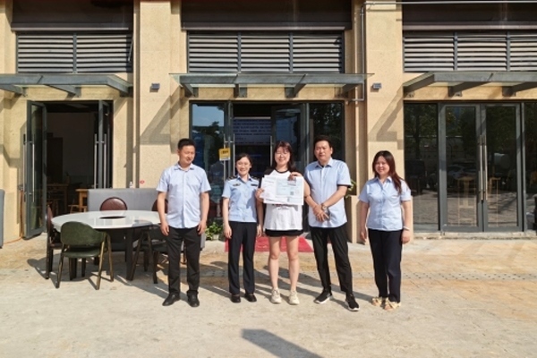 當(dāng)?shù)毓ぷ魅藛T上門(mén)為經(jīng)營(yíng)者送來(lái)了證件。蒼溪縣行政審批和數(shù)據(jù)局供圖