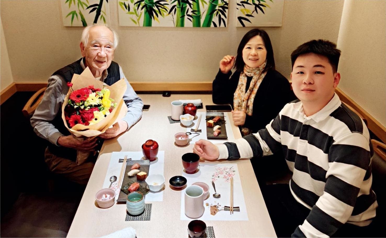 佐佐木俊一與彭林（中）、彭俊霖（右）在一起。