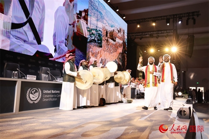《聯(lián)合國(guó)防治荒漠化公約》第十六次締約方大會(huì)2日開(kāi)幕。圖為開(kāi)幕式表演。人民網(wǎng)記者任皓宇攝