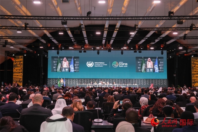 《聯(lián)合國(guó)防治荒漠化公約》第十六次締約方大會(huì)2日開(kāi)幕。圖為開(kāi)幕式現(xiàn)場(chǎng)。人民網(wǎng)記者任皓宇攝