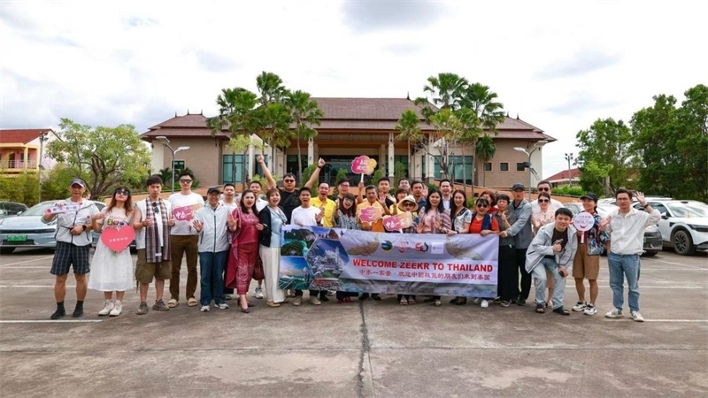 參與活動的中國游客與當地泰國人合影?；顒又鬓k方供圖