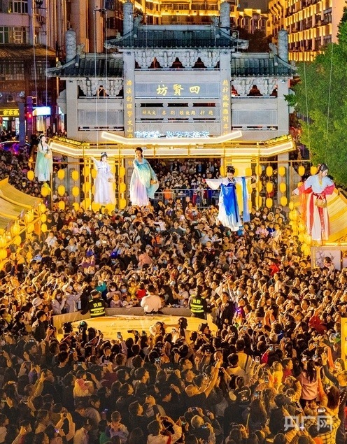 改造后的郁孤臺歷史文化街區(qū)流光溢彩，吸引游客沉浸式體驗宋朝文化（央廣網(wǎng)發(fā) 胡中 攝）