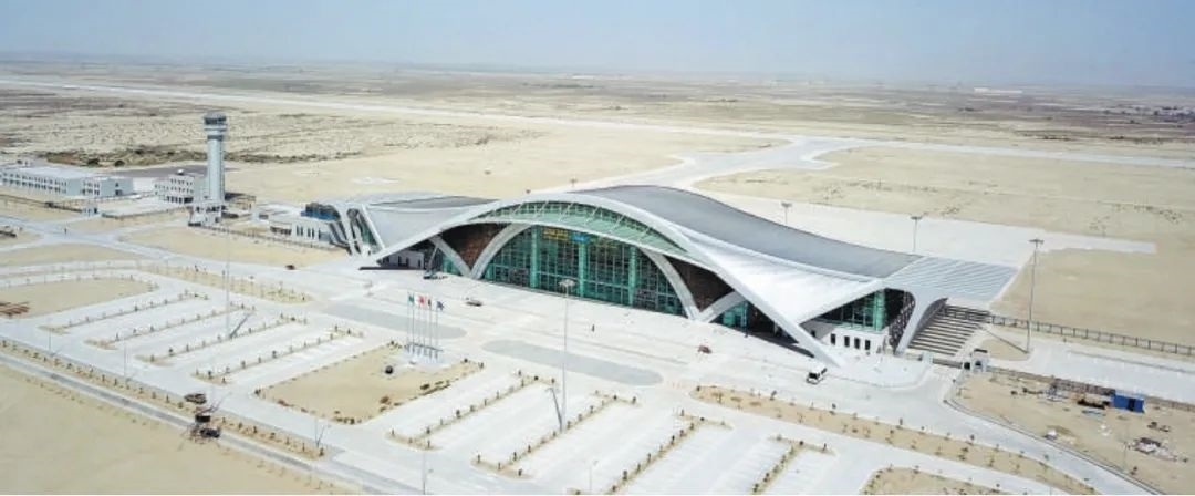 今年10月正式竣工的巴基斯坦瓜達(dá)爾新國際機(jī)場是中巴經(jīng)濟(jì)走廊建設(shè)進(jìn)一步走向深入的重要標(biāo)志，有力推動(dòng)中巴經(jīng)濟(jì)走廊建設(shè)成為高質(zhì)量共建“一帶一路”的示范性項(xiàng)目。圖為瓜達(dá)爾新國際機(jī)場。艾哈邁德·卡邁勒 攝（新華社發(fā)）