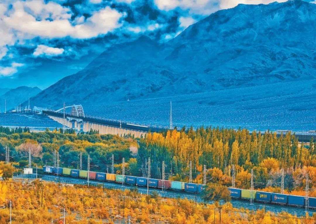 2013年，隨著共建“一帶一路”倡議提出，中歐班列應(yīng)運(yùn)而生。今年11月20日，第十萬列中歐班列正式出境。截至目前，中歐班列累計(jì)運(yùn)送貨物超1100萬標(biāo)箱、貨值超4200億美元，貨物品類達(dá)53大類5萬余種。圖為中歐班列行駛在新疆烏魯木齊達(dá)坂城濕地。擺風(fēng)亮 攝（新華社發(fā)）