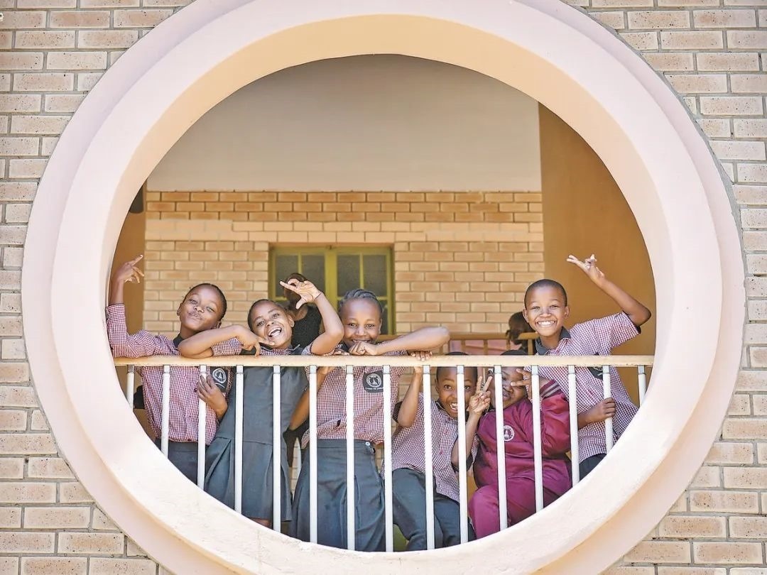 位于博茨瓦納南部的莫帕尼小學(xué)是中國援建的現(xiàn)代化學(xué)校，當(dāng)?shù)貎和慕逃龡l件因此得到改善。圖為莫帕尼小學(xué)課間休息的學(xué)生們。新華社記者 韓旭 攝