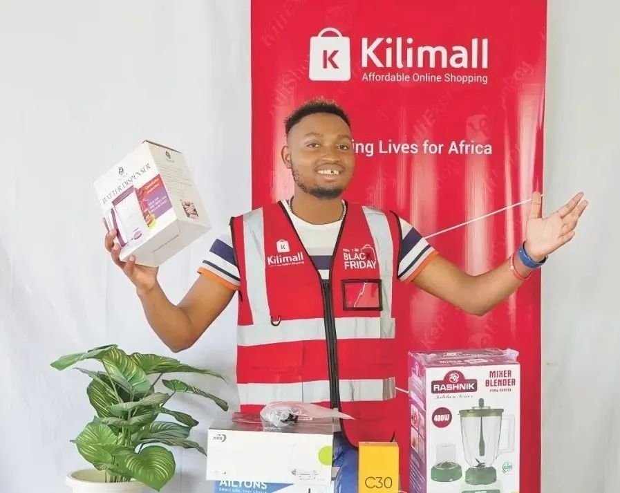 隨著“絲路電商”國際合作深入推進(jìn)，共建“一帶一路”國家雙多邊數(shù)字貿(mào)易規(guī)則對(duì)接不斷強(qiáng)化。借助“絲路電商”合作機(jī)制，肯尼亞主播迪克森·恩甘加在當(dāng)?shù)刂辈ж洝⑼袂?攝（新華社發(fā)）