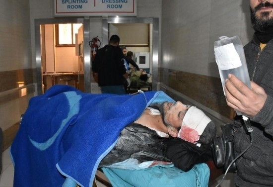 11月29日，在敘利亞阿勒頗，傷者被送往醫(yī)院接受治療。新華社發(fā)