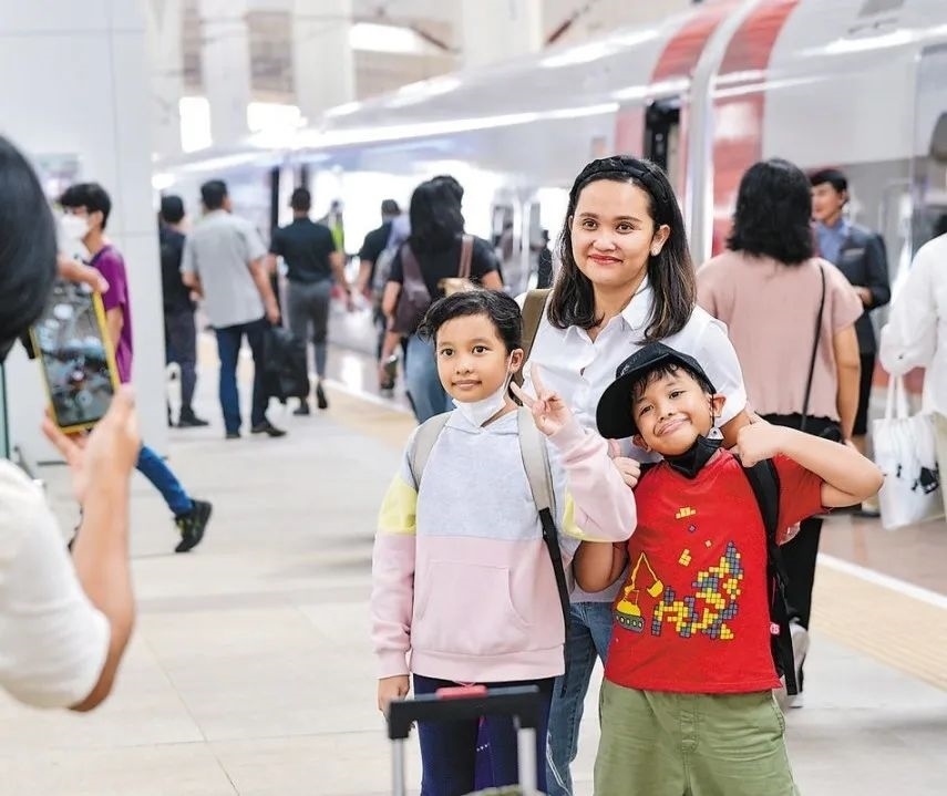 雅萬高鐵是我國在境外完成全過程勘察設(shè)計(jì)建設(shè)的首個(gè)高鐵項(xiàng)目，于去年10月17日正式開通運(yùn)營，是中印尼共建“一帶一路”合作的典范。圖為乘客在和雅萬高鐵動(dòng)車組合影留念。新華社記者 徐欽 攝