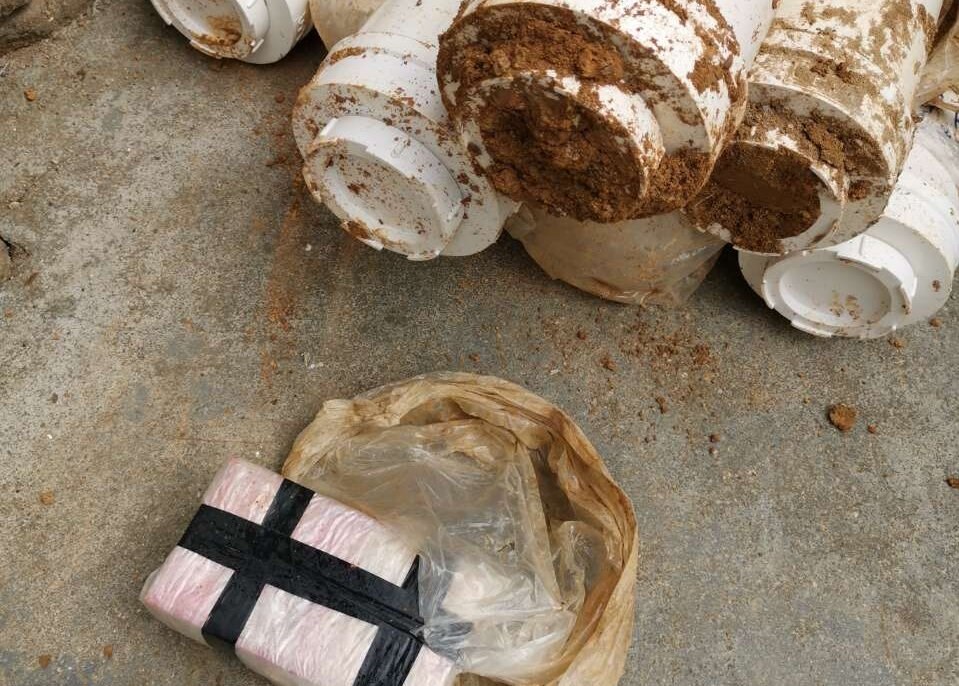 圖為警方查獲的藏匿于PVC管道中的部分現(xiàn)金。（警方供圖）