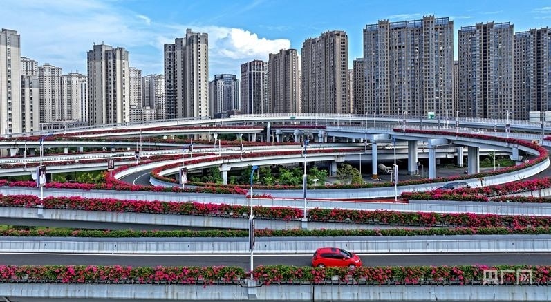 車輛行駛在贛州新世紀(jì)立交橋上（央廣網(wǎng)發(fā) 劉凱 攝）