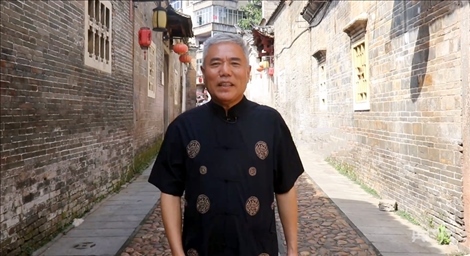 陸川在灶兒巷講述歷史文化街區(qū)保護(hù)的故事（央廣網(wǎng)記者 劉培俊 攝）