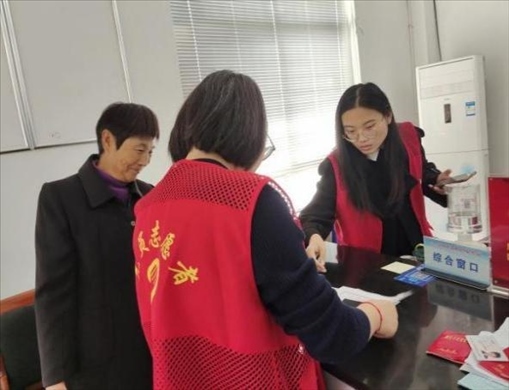 代辦人員為村民辦理醫(yī)保報(bào)銷(xiāo)。 圖片來(lái)源：江蘇南通啟東市數(shù)據(jù)局