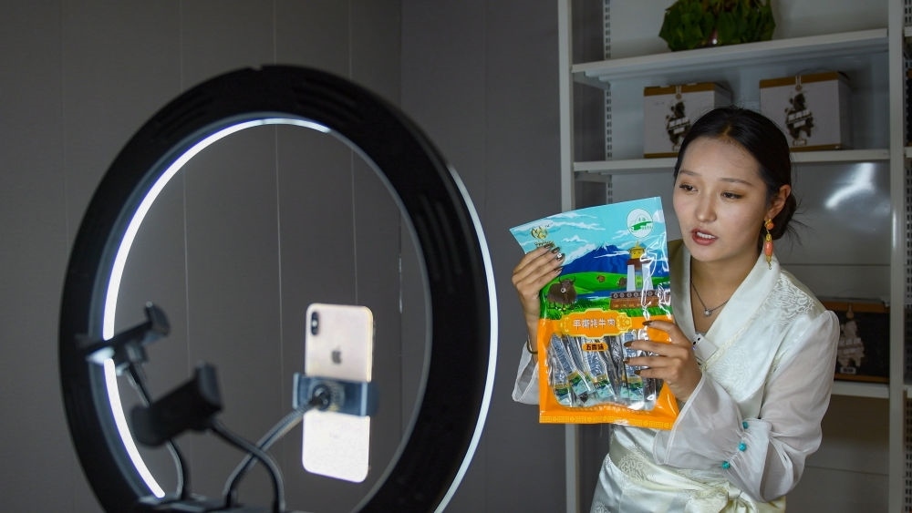 9月24日，果洛藏貢麻村村民多杰吉在進(jìn)行網(wǎng)絡(luò)帶貨直播。（潘彬彬 攝）